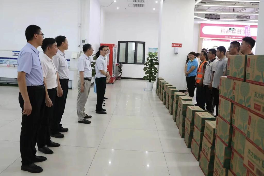 酷暑送清凉 关怀暖人心——校领导慰问后勤处暑期在岗职工